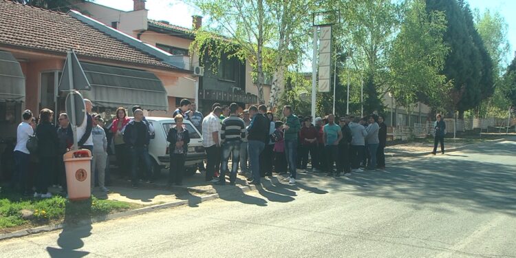 Работници и доверители спречија изнесување машини од „Зона Трико“- Виница