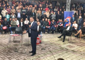 Заев во Виница: „Со успехот на референдумот го потврдуваме идентитетот, очекувам поддршка од младите“