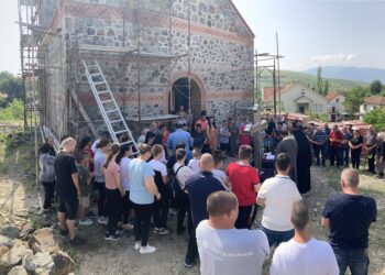 Владиката Иларион го освети крстот за куполата на црквата „Св. Спас“ во Бели