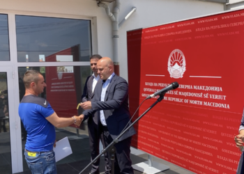 Премиерот Ковачевски и министерот Бочварски на 28 семејства од Виница им ги доделија становите во новата социјална зграда