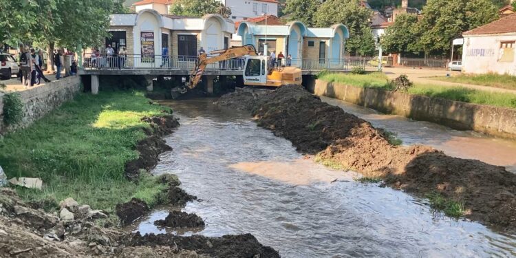 Попладнево почна санацијата на дефектот на водоводот за високата зона, пожарникарите носат вода со цистерни