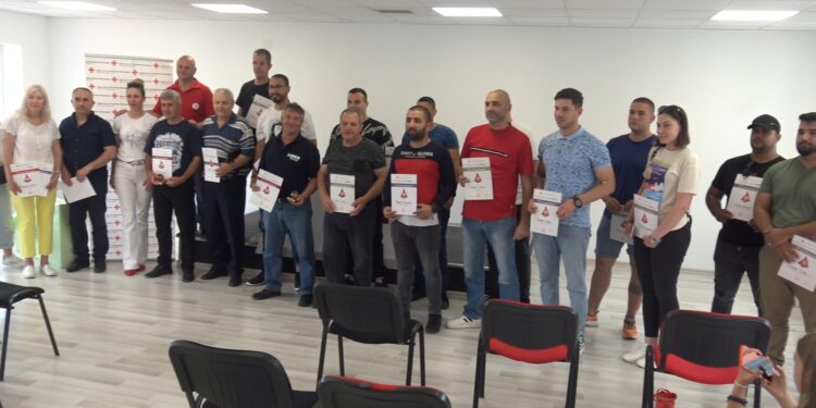 Црвен крст – Кочани им додели признанија на најдобрите крводарители и на институциите за поддршка на хуманоста