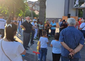 Членовите на ЛК „Копнеж“ организираа литературно читање на отворено