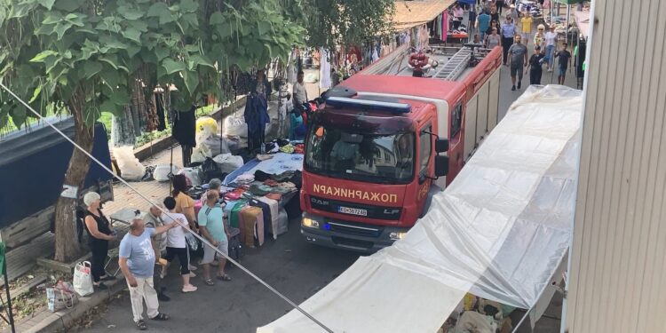 Противпожарното возило заглави меѓу тезгите во градскиот пазар, потребни се 20 минути да помине 300 метри од „Гоце Делчев“
