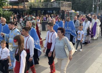 Свечена литија и осветување на Петровденскиот колач во паркот во Кочани