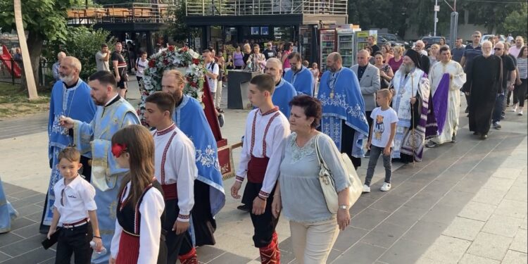 Свечена литија и осветување на Петровденскиот колач во паркот во Кочани