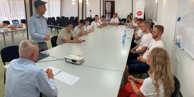 Во Кочани почна шестдневен Kамп за млади информатичари