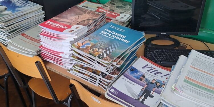 Училишниот клуб при ОУ „Раде Кратовче“ организира хуманитарна акција за донација на училишен прибор