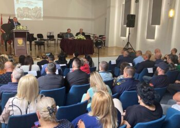 Наградите за животно дело и за значајни остварувања во развојот на Кочани за архитектот Александар Гицов и Ротари клубот Кочани-Виница