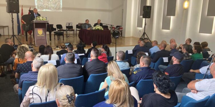 Наградите за животно дело и за значајни остварувања во развојот на Кочани за архитектот Александар Гицов и Ротари клубот Кочани-Виница