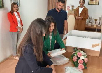 Дониран училиштен прибор за ученици од подрачните училишта од хуманитарната изложба за Александар Гицов