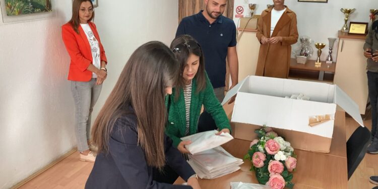 Дониран училиштен прибор за ученици од подрачните училишта од хуманитарната изложба за Александар Гицов