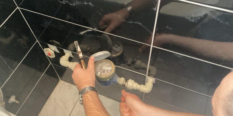 Обезбедени водомери за 350 семејства во социјален ризик од Кочани кои бесправно се приклучиле на водоводната мрежа