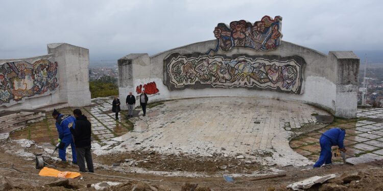 Почнаа градежни работи за реставрација и конзервација на Споменикот на слободата во Кочани, финансиската поддршка ја обезбеди Амбасадата на САД