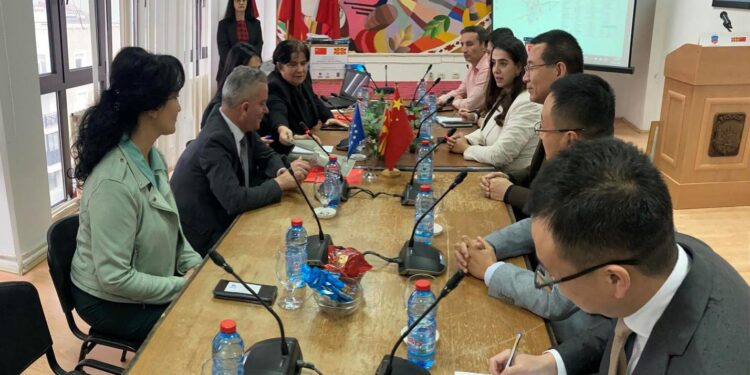 Делегација од амабасадата на Кина ја посети Општина Виница, компанијата „Синохидро“ донираше опрема за јавно осветлување