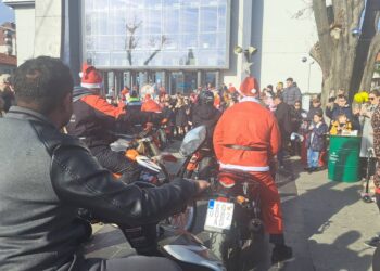 „Дедо Мраз на мотор“ – дефиле и пакетчиња за најмладите организираа кочанските моторџии