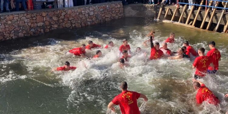 Водици во Виница се одбележа на Градечка Река, крстот го фати Ѓорѓи Чепарковски од Митрашинци