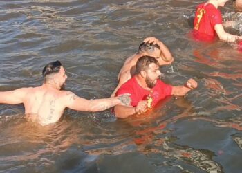 33-годишниот Александар Јанков по вторпат на Богојавление го извади светиот крст од водите на Кочанска Река