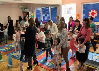 Дечињата од градинката „Павлина Велјанова“ им го честитаа 8 Март на своите мајки