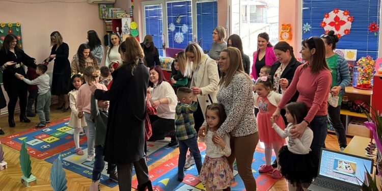 Дечињата од градинката „Павлина Велјанова“ им го честитаа 8 Март на своите мајки
