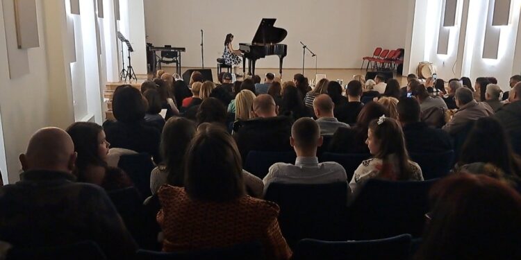 Концерт „За нашите мајки“ на учениците од ОМУ „Ристо Јуруков“