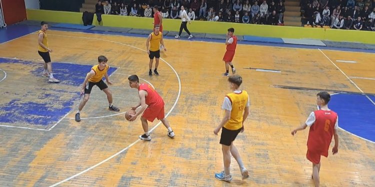 На хуманитарен кошаркарски натпревар учениците од СОУ „Гошо Викентиев“ ги победија своите врсници од СОУ „Љупчо Сантов“