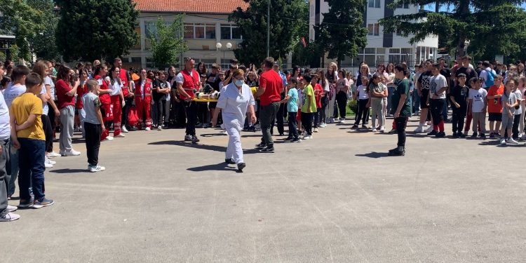 Вежба за спасување при пожар и земјотрес се спроведе во ОУ „Славчо Стојменски“ – Виница