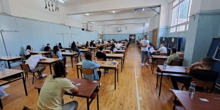 Средношколците го полагаа вториот испит од државната матура