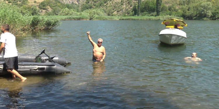 Петровденски пливачки маратон на браната Гратче реализираше докторот Бошко Илиев од Кавадарци