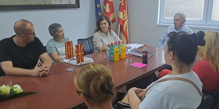 Потпишани договорите со учесниците во проектот општинско корисна работа во Кочани