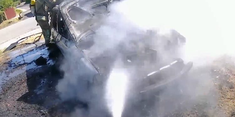 Пожарникарите од Кочани гасеа запален автомобил и извлекуваа повреден во сообраќајна несреќа