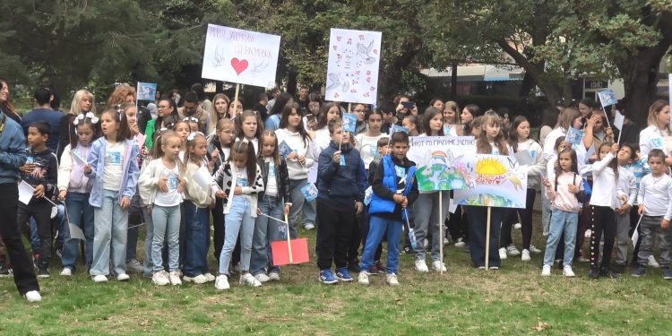 „Чекориме за мир“ – во Виница одбележан Светскиот ден на мирот