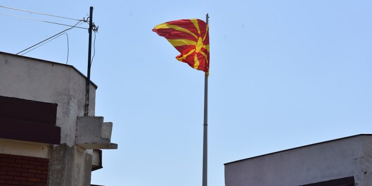 Знамето кај АСНОМ заменето со ново, околината останува по старо