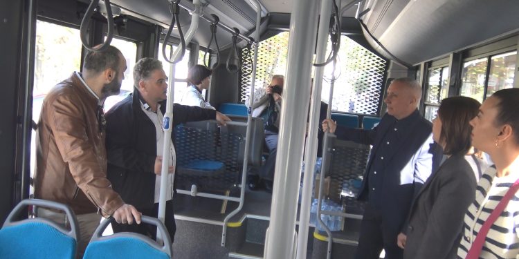 Општина Кочани ги повози новинарите во еколошки автобус на батерии, за купување за јавниот превоз ќе бара начин да обезбеди пари