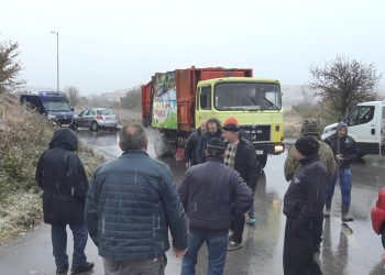 Комунални возила од соседните општини вратени од блокадата на патот кон депонијата кај Бели