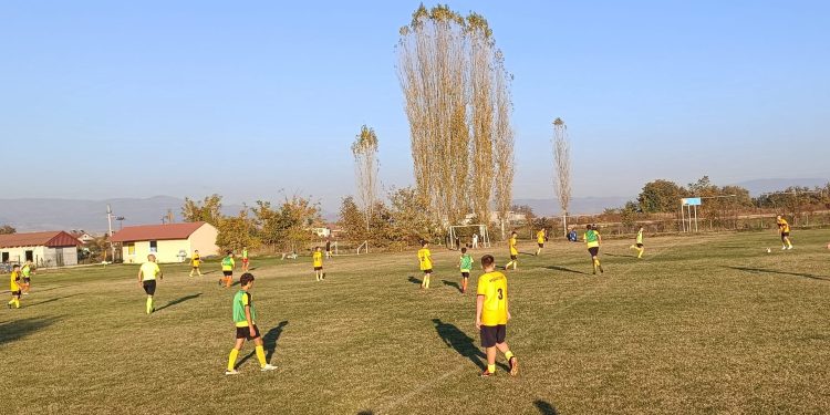 Петлињата на „Фудбал старс“ остануваат на врвот на табелата во Регионалната југоисточна лига