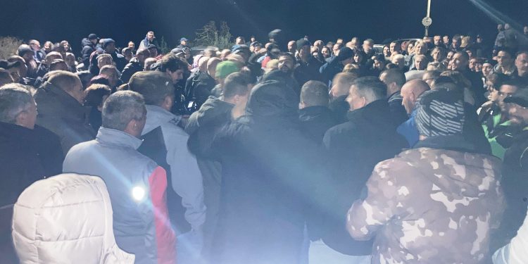 Вечерва голема поддршка од граѓаните за блокадата кон депонијата, нема да се дозволи депонирање отпад од другите општини