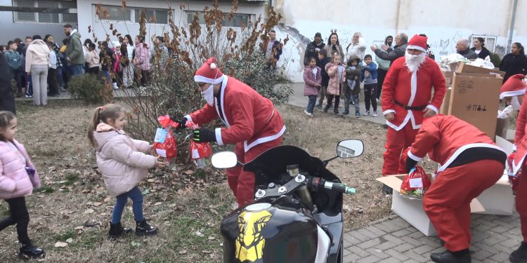 Новогодишни пакетчиња за учениците во ОУ „Малина Попиванова“, им ги поделија моторџиите од „Стронг Рајдерс“ во улога на Дедо Мраз