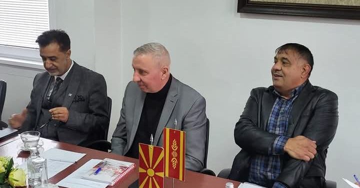 Заменик министерот Мустафа на средба со градоначалникот Папазов, договорено приклучување на струјата за семејствата во Старата касарна и нивно привремено згрижување