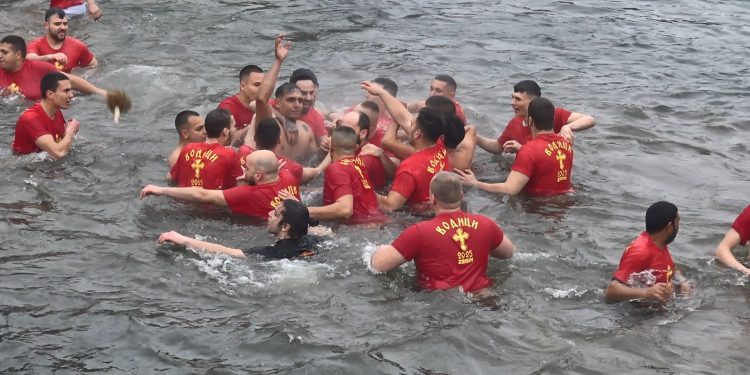 Горан Зашов го фати богојавленскиот крст потопен во Кочанска Река