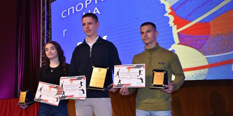 Каратистот Филип Стојанов го доби признанието за најдобар спортист на Кочани во 2024 година