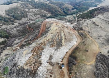 Комуналната депонија кај Бели се полни со отпад, на одделни места повторно чади