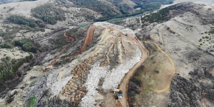 Комуналната депонија кај Бели се полни со отпад, на одделни места повторно чади