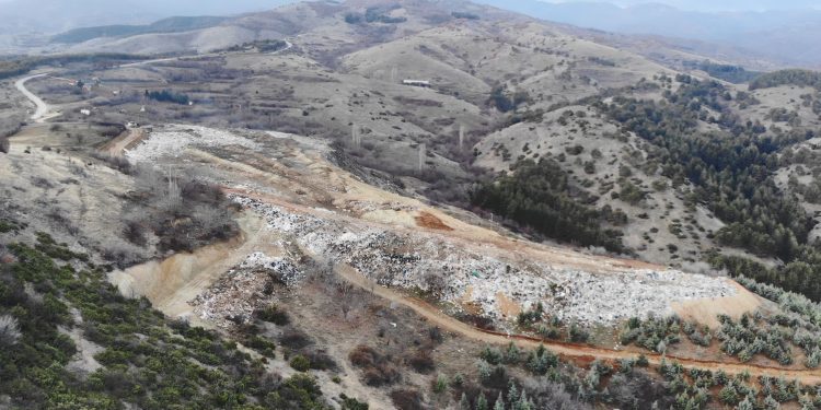 Комуналната депонија кај Бели се полни со отпад, на одделни места повторно чади