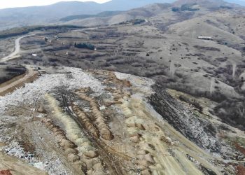 Комуналната депонија кај Бели се полни со отпад, на одделни места повторно чади