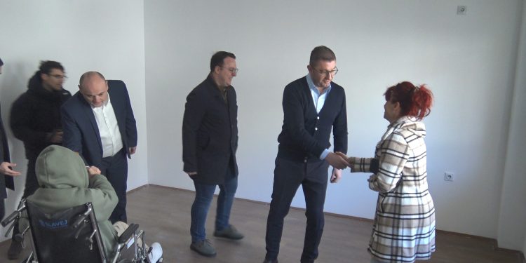 Премиерот Мицкоски додели клучеви од становите за граѓаните од ранливите категории и ја предаде во употреба новата градинка во Кочани