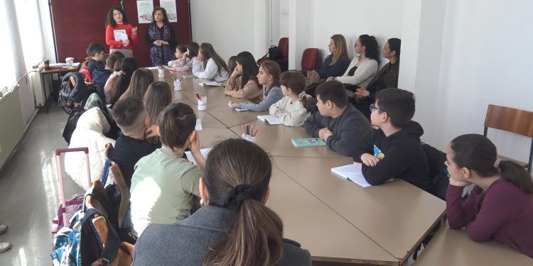 Литературни работилници на тема „Добрина“ со учениците од основните училишта од трите општини во регионот спроведува библиотеката „Искра“