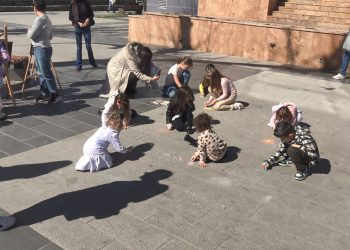 Ликовен перформанс по повод 8 Март реализираше Училиштето за цртање и сликање при ЦК „Бели мугри“