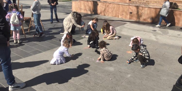 Ликовен перформанс по повод 8 Март реализираше Училиштето за цртање и сликање при ЦК „Бели мугри“