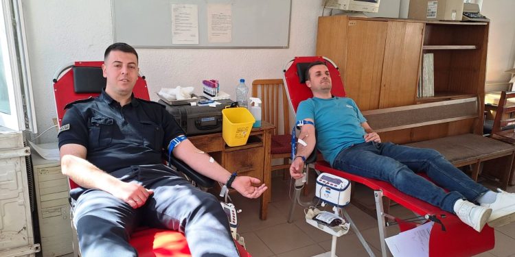 13 вработени во Одделението за внатрешни работи – Кочани учествуваа во мартовската акција за дарување крв